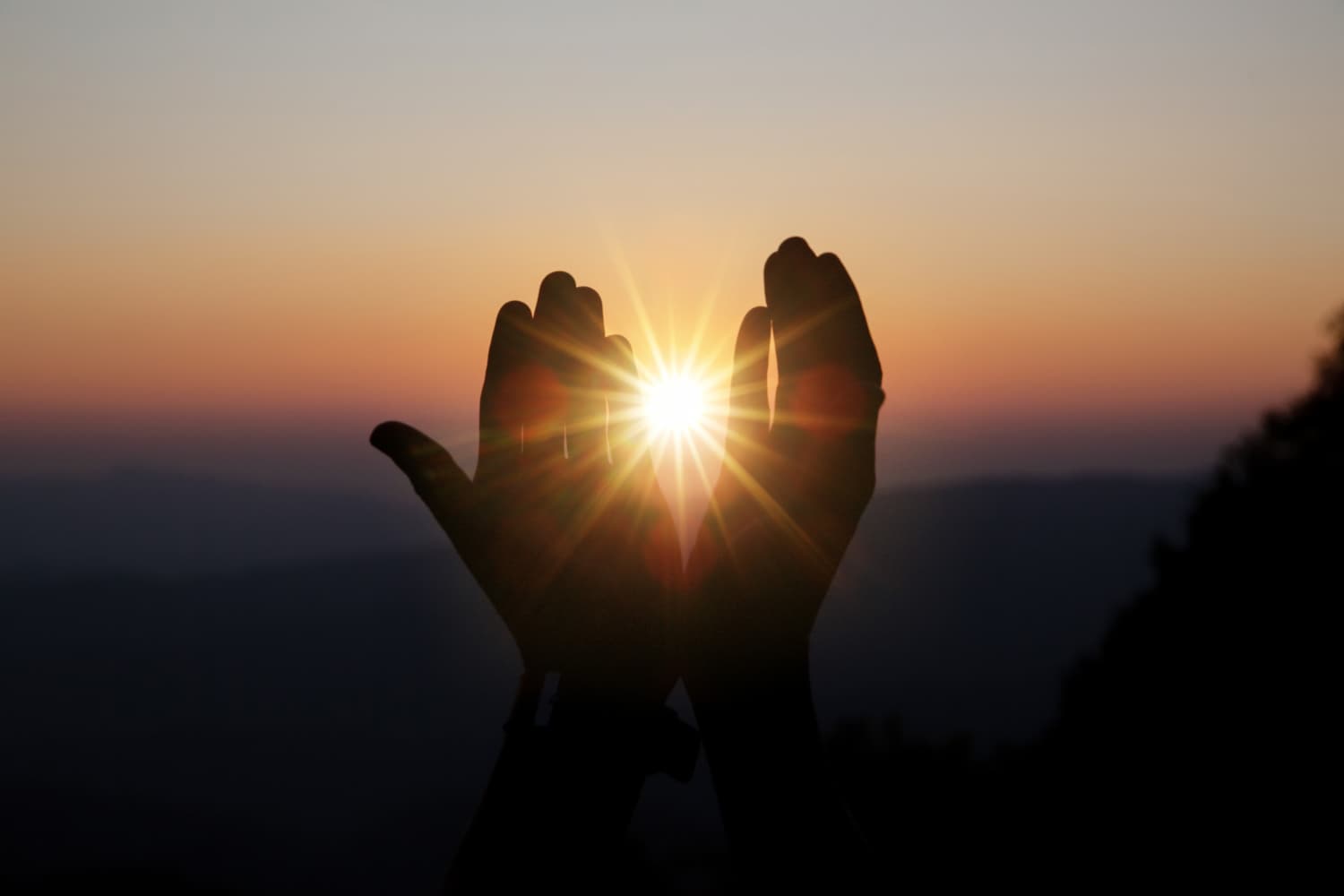 oracion-espiritual-entrega-brillo-sol-hermosa-puesta-sol-borrosa (1)
