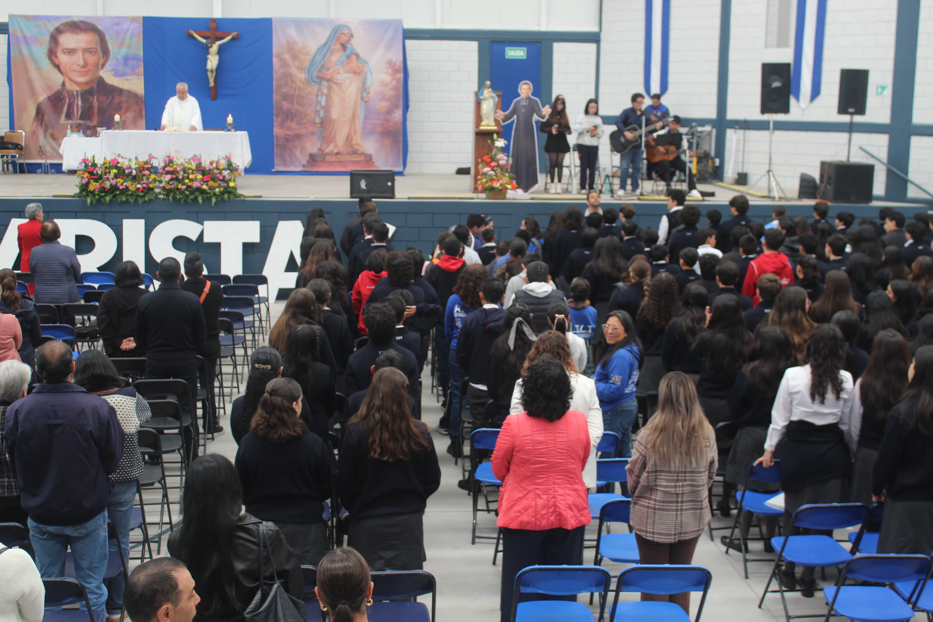 Comunidad del Instituto México de Toluca en la Misa de Inicio de Ciclo Escolar en el Gimnasio-Auditorio